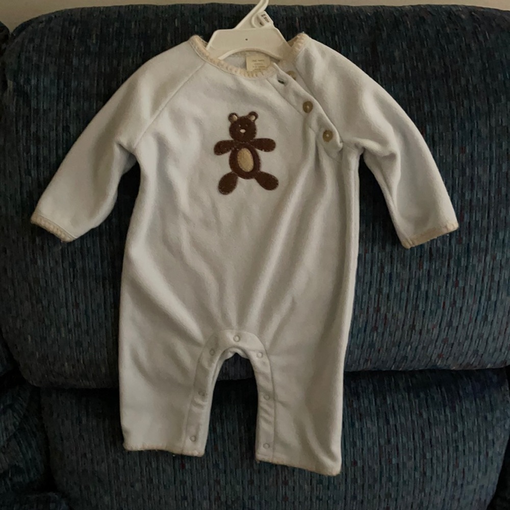 Lt. blue w/teddy bear on chest.  Legs snap closed & buttons on left shoulder.